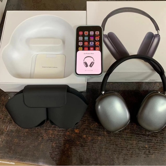 Space gray AirPod Max - Picture 3 of 4